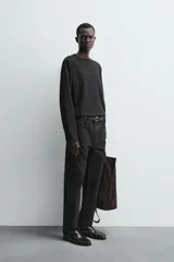 Camiseta de manga larga con corte relajado, confeccionada en tejido compacto de algodón. Presenta cuello redondo acabado en rib y detalle de costura central en la espalda.