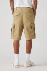 Bermuda color arena de corte recto, con bolsillos laterales tipo cargo y bolsillos traseros con solapa.