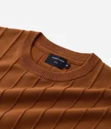 Remera de manga corta color beige, con cuello redondo y tejido texturizado acanalado.