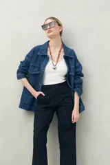 Pantalón de corte recto y calce relajado, confeccionado en algodón color negro. Presenta bolsillos de parche frontales y un diseño de estilo utilitario.