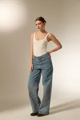 Pantalón de jean de corte recto y tiro alto, con diseño clásico de cinco bolsillos y cierre frontal con botón metálico.