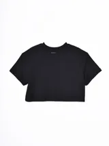 Remera crop top blanca de manga corta con estampa frontal en color negro con diseño tipográfico y gráfico de estrella.