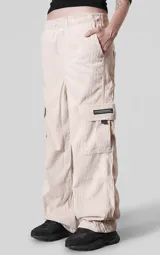Pantalon cargo de corderoy color beige, de calce regular, con seis bolsillos y cintura elástica.