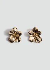 Pendientes en forma de flor con acabado metálico dorado y diseño texturizado.