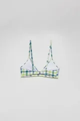 Top de bikini triangular con estampado de cuadros en tonos verde, amarillo y lila.