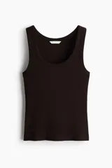 Musculosa entallada de tejido de punto de algodón acanalado en color marrón oscuro, con escote redondo y diseño básico sin mangas.