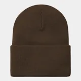 Gorro tipo beanie de punto acrílico, color marrón, con vuelta y etiqueta cuadrada con el logo de Carhartt en el frente.