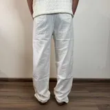 Pantalon de lino corte recto en color negro, con cintura elástica y cordón ajustable.