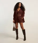 Short lila de tejido bengaline, con bolsillos delanteros y cremallera lateral.