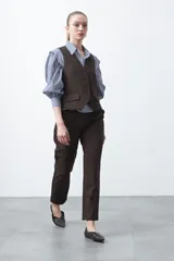 Pantalón negro de corte recto, con cintura definida y bolsillos funcionales.