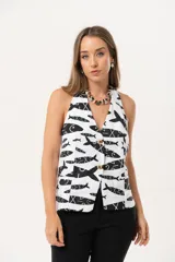 Chaleco blanco con estampado de peces negros, espalda abierta y confeccionado en lino imperial.