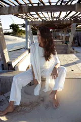 Chal de lino tejido color blanco con volados en los bordes.