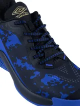 Championes de básquetbol Umbro modelo Dribble, con diseño de camuflaje en tonos grises y negros. Presentan una suela robusta con entresuela blanca y detalles geométricos en el talón.