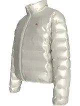 Campera puffer corta color blanco, confeccionada en nailon reciclado con acabado brillante. Tiene cuello alto, cierre frontal con cremallera, bolsillos laterales con cremallera y logo de Calvin Klein en el pecho.