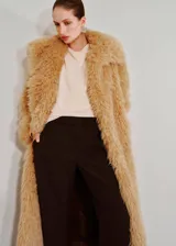 Pantalón flare de tiro medio, color marrón oscuro, con aberturas laterales en el bajo, bolsillos laterales y bolsillos de ribete en la parte posterior. Cierre oculto con botón, gancho y cremallera, e incluye forro interior.