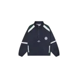 Campera cortavientos azul marino con cierre frontal parcial, cuello alto y detalles en blanco y verde oscuro. Cuenta con inscripciones y escudos estampados en el pecho.