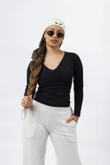 Remera negra de manga larga con escote en V.