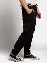 Pantalon tipo jogger cargo color tostado, con cintura elástica ajustable mediante cordón, bolsillos laterales con solapa y puños elásticos en los tobillos.