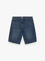 Bermuda de denim color blanco off-white, de tiro alto y corte recto y holgado, con bolsillos laterales y traseros.