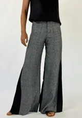 Pantalón de lino color marrón con paneles laterales en color crema y corte acampanado.