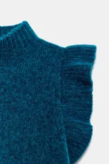 Chaleco de punto color azul petróleo con cuello subido y mangas sisa decoradas con volantes. Presenta acabados en rib en el cuello, sisas y ruedo.