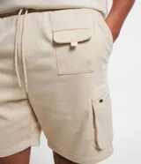 Bermuda cargo masculina de algodón con forro de fleece, cintura con lazo ajustable y bolsillos tácticos laterales.