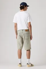 Short de denim estilo baggy, color celeste lavado, con tiro medio y diseño amplio de corte largo hasta las rodillas.