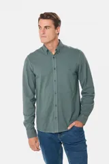 Camisa de manga larga color verde oscuro, con cuello abotonado y logo bordado en el pecho.