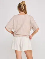 Blusa Allie Rose de punto liviano color beige, con trama texturada en relieve de efecto gofrado, silueta relajada, escote redondo amplio, mangas cortas holgadas de corte mariposa y ruedo con pretina ancha.
