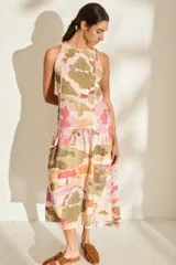 Vestido midi sin mangas de lino, con diseño estampado tipo paisaje en tonos rosado, verde militar y beige, corte recto y falda con volados en la parte inferior.