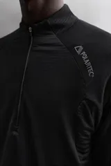 Sudadera negra de tejido técnico Polartec© con interior en estructura waffle. Tiene cuello alto con cremallera, mangas largas con puños ajustables con abertura para el pulgar y logo Polartec© bordado en el hombro.
