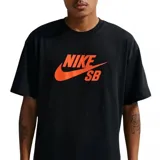 Remera de algodón negra con cuello redondo y mangas cortas. Presenta el logo de Nike SB estampado en color naranja en el centro del pecho.