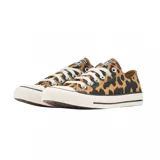 Championes Converse Chuck Taylor Ox de lona con estampado animal print tipo leopardo en tonos tostado y negro, con puntera de goma blanca y cordones blancos.