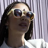 Lentes de sol Izipizi modelo D SUN, con montura redonda color beige y lentes marrones con filtro UV categoría 3.