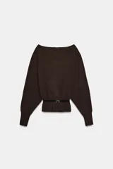 Jersey de punto color marrón chocolate, con cuello barco y mangas largas con sisa ancha. Incluye un cinturón fino integrado en la cintura con hebilla metálica dorada.