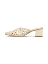 Sandalia mule de cuero napa trenzado a mano color off white, con taco medio cuadrado y diseño en punta.