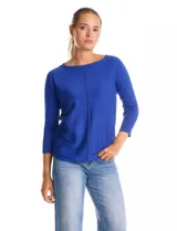 Buzo de tejido fino con cuello redondo, manga tres cuartos con puños acanalados y detalle de pespunte vertical en el frente. Presenta un diseño liso con aplique de botones en la espalda.