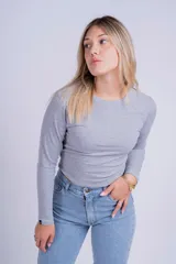 Remera azul marino de punto canalé, corte crop y mangas largas.