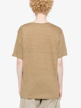 Camiseta de lino Isabel Marant Étoile, color tostado, con cuello redondo y logo estampado en color plateado en el pecho.