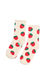 Par de medias de caña media color crema con estampado de frutillas rojas con hojas verdes.