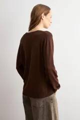 Sweater de punto color rojo, con escote en V y mangas largas, de calce clásico.