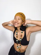 Gorro tipo casquete rojo de crochet con diseño calado.