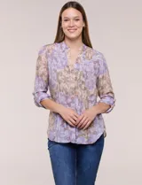 Blusa de gasa estampada de la marca Zac & Rachel, en tonos violeta y marrón. Presenta cuello a la base con escote en V y botones frontales, detalles de plisado en la delantera y mangas largas con sistema para regular su largo mediante presilla y botón.