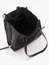 Bolso tipo tote de cuero color tostado con doble asa de hombro, detalles de hebillas metálicas en el frente y cierres laterales decorativos.