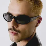 Lentes de sol envolventes negros con protección UV400 y lentes polarizadas alemanas con recubrimiento anti-scratch y superhydrophobic.