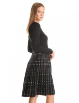 Vestido tejido midi de la marca Julia Jordan, color negro con estampado de líneas verticales blancas. Tiene escote a la base y manga larga.