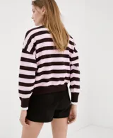 Jersey de punto con diseño de rayas horizontales en color marrón y rosado, de cuello redondo y manga larga.