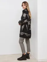 Cárdigan largo con diseño geométrico en blanco y negro, confeccionado en tejido soft mohair.