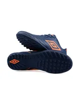 Championes de fútbol Umbro modelo Classico III TF, diseñados para césped sintético. Presentan un diseño en color blanco con detalles en verde neón en el logo lateral, interior y suela.