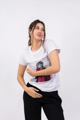 Remera negra de manga corta con estampado de Ariana Grande en blanco y negro con detalles en fucsia.